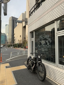 13:バイクがある店を右です